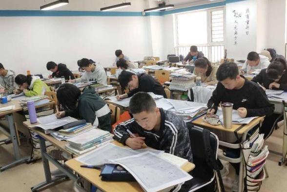 網傳“中考禁止復讀，落榜生只能念技校”是謠言，官方辟謠并提醒關注自費留學中介服務